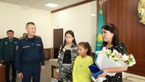 Министр по ЧС наградил семью Рауана Биркурманова, погибшего при спасении детей