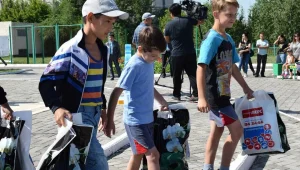 «Дорога в школу»: как в Алматы помогают собрать детей к учебному году