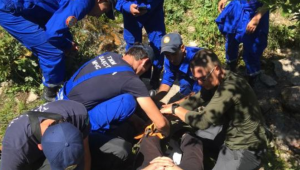 Спасатели оказали помощь туристу, который повредил ногу в ущелье Горельник