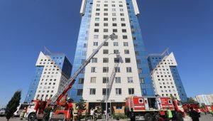 Не прыгайте из окна: алматинские спасатели показали, что надо делать при пожаре в многоэтажке