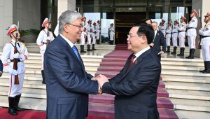 Токаев предложил активизировать межпарламентские связи с Вьетнамом