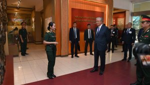 Президент РК посетил музей военной истории во Вьетнаме