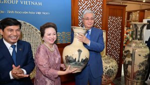Президенты Казахстана и Вьетнама посетили керамическую деревню