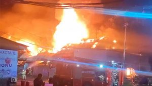 В Алматы произошел крупный пожар на складе