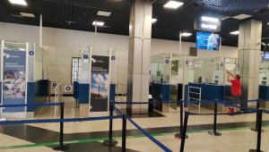На девяти языках приветствуют туристов в Международном аэропорту Алматы