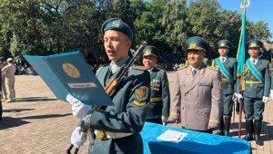 В Алматы первокурсники военного вуза приняли присягу