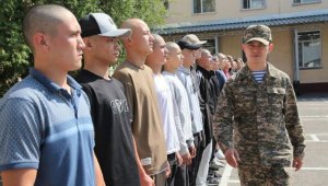 В Алматы торжественно проводили призывников в Вооруженные силы