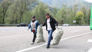 В Алматы волонтёры отметили День города экологической акцией