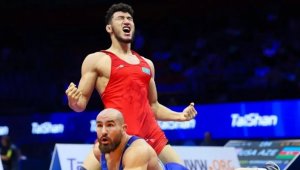 Казахстанец Ризабек Айтмухан стал чемпионом мира по вольной борьбе