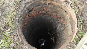 Ребенка спасли из канализационного колодца в Атырауской области