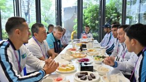 Тимур Кулибаев пообедал со спортсменами в атлетической деревне