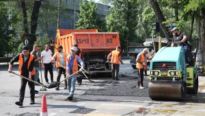 Досаев пообещал в ближайшие дни благоустроить более 10 улиц в Медеуском районе