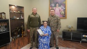 Военнослужащие поздравили Бибигуль Тулегенову