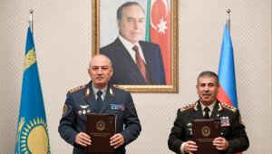 Главы Минобороны Казахстана и Азербайджана обсудили военное сотрудничество