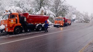 Городские коммунальные службы производят уборку снега на Шымбулаке
