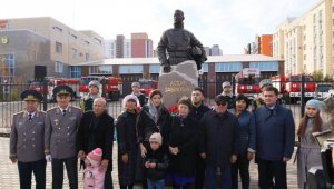 Героически погибшему пожарному Аскару Забикулину установили памятник в Астане