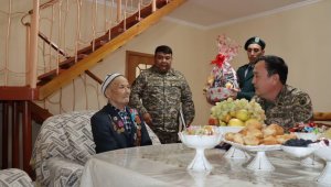 96-летнего ветерана войны поздравили с Днем Республики офицеры Минобороны