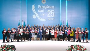 Ерболат Досаев вручил алматинцам госнаграды от имени Президента РК ко Дню Республики
