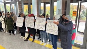 Десятки женщин вышли на акцию протеста к акимату Атырау