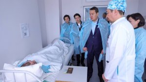 Премьер-министр посетил в больнице пострадавших горняков
