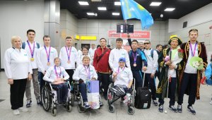Призеров Азиатских параигр встретили в аэропорту Алматы