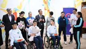 Маулен Ашимбаев встретился с паралимпийской командой Казахстана по бочча