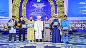Верховный муфтий наградил победителей международного конкурса чтецов Корана