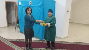 Проголосовавшей первой в Улытауском районе жительнице вручили памятный подарок