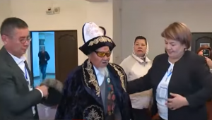 102-летний ветеран войны Яхья Тасыров первым пришел на выборы в Кызылординской области