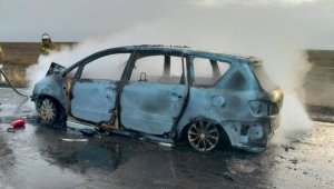Дотла сгорело авто после столкновения с коровой: водитель вез семерых пассажиров в Актобе