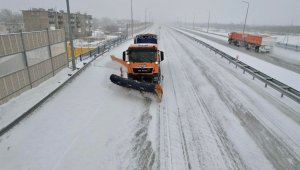 Из-за снега и метели закрыли дороги в трех областях Казахстана