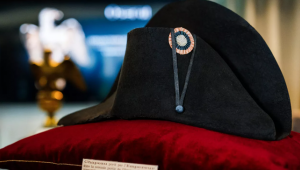 Шляпа Наполеона ушла с молотка за рекордные 1,9 миллиона евро во Франции