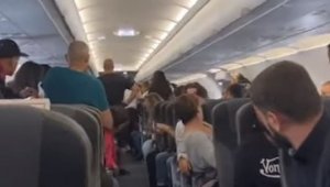 Пассажирка родила в самолете за несколько минут до взлета