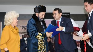 Заслуженный деятель искусств Казахстана Амандос Аканаев отмечает двойной юбилей