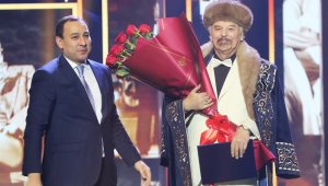 В Алматы чествуют народного артиста Казахстана Тунгышбая           Жаманкулова