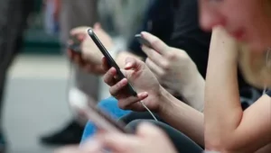 В Казахстане запретят использовать на уроках смартфоны