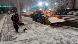 Более 2000 коммунальщиков убирают снег в Астане