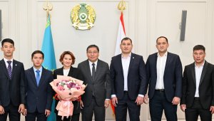 Аким Алматы подарил квартиры призерам Сурдлимпиады