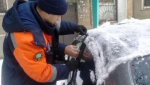 Спасатели вызволили малыша из запертого автомобиля в Усть-Каменогорске