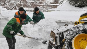 Работы по вывозу снега в Алматы проводятся в круглосуточном режиме