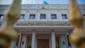 Посольство Казахстана приостановит прием граждан в Москве