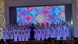 Ко Дню независимости алматинские школьники устроили грандиозный праздничный концерт