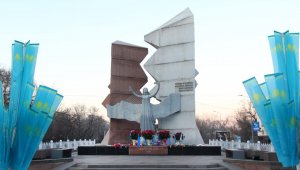 В Алматы состоялась церемония возложения цветов к монументу «Тәуелсіздік таңы»