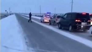 Более 250 автомобилей сопроводили полицейские на трассах в Атырауской области