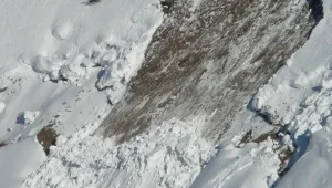 Угроза схода лавин сохраняется в горах Алматинской области на несколько дней