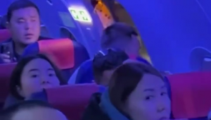 Пассажир открыл аварийную дверь самолета в Алматы