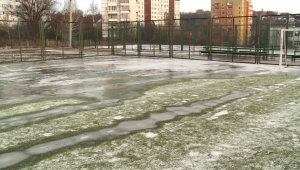 Жезказганские футболисты ФК «Ұлытау» тренируются на заледеневшем неочищенном поле