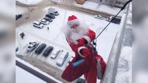 Настоящий Дед Мороз приходит через окно: осужденный альпинист поздравляет маленьких павлодарцев