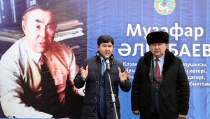 В Алматы открыли мемориальную доску к 100-летию Музафара Алимбаева