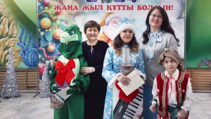 «Елка желаний» в Алматы: от имени Президента детям подарили игрушки, книги и электронику